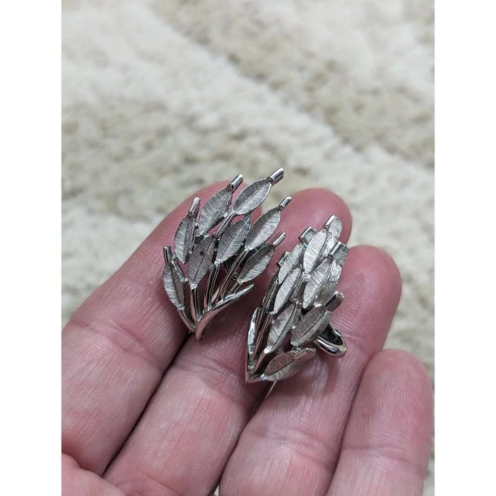 Vtg Trifari Leaf Earrings Silver Tone‎ Clip On Art Deco Style Retro Vintage